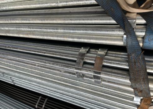 Ζυγισμένος σωλήνας από χάλυβα ERW μήκους 12M με καπάκια που χρησιμοποιούνται στην μεταφορά πετρελαίου / φυσικού αερίου
